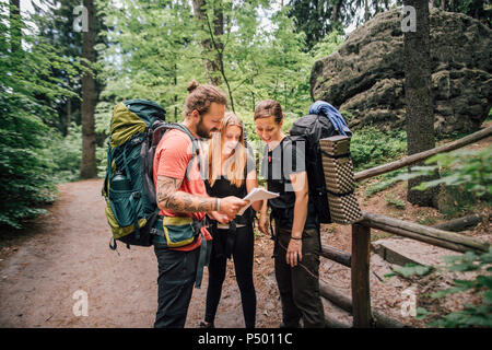 Freunde auf einer Wanderung Lesen der Karte Stockfoto