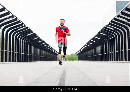 Mann laufen auf einer Brücke Stockfoto