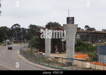 Die Haus-tee Blue Line Trolley Erweiterung im Bau auf dem Campus der Universität von Kalifornien, San Diego. Juni 23, 2018. Stockfoto