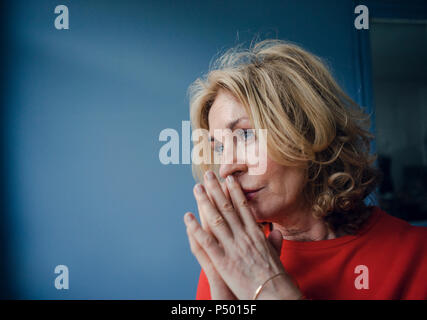 Portrait von nachdenklich Senior Frau Stockfoto