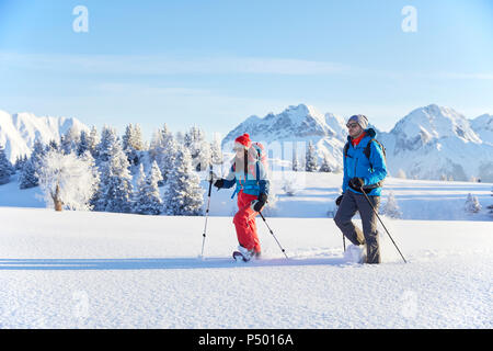 Österreich, Tirol, paar Schneeschuhwandern Stockfoto