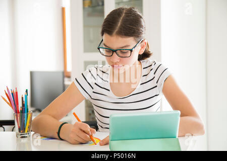 Portrait von Mädchen Malerei Stockfoto