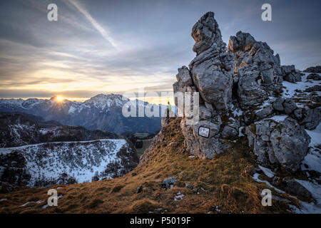 Deutschland, Bayern, Berchtesgadener Alpen, Blick zum Schneibstein, Wanderer am Aussichtspunkt bei Sonnenuntergang sitzen Stockfoto