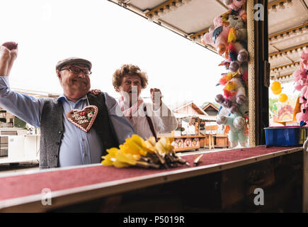 Senior Paar, das Spaß am fairen Stockfoto