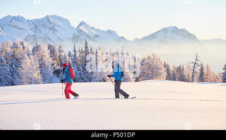 Österreich, Tirol, paar Schneeschuhwandern Stockfoto