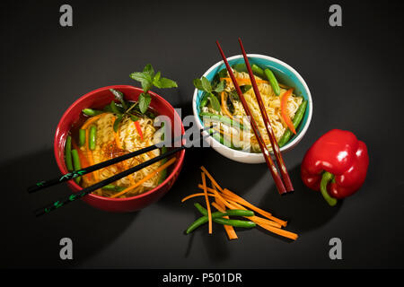 Nudelsuppe mit Mie Nudeln, Karotten, grüne Bohnen, Paprika, Minze und Chili Stockfoto