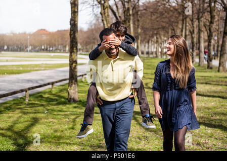 Happy Family wandern in einem Park Stockfoto