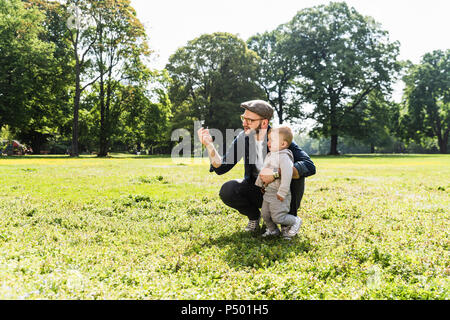 Vater mit Sohn in einem Park Stockfoto