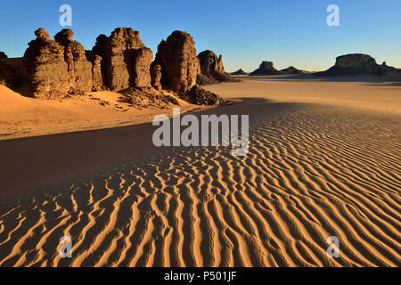 Afrika, Algerien, Sahara, Tassili N'Ajjer Nationalpark, Tadrart, Felstürme und Sanddünen im tiou Tatarene Stockfoto