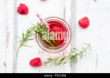 Glas Flasche hausgemachten Himbeere Limonade, gewürzt mit Rosmarin Stockfoto
