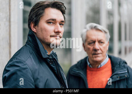 Portrait des jungen Mannes und der älteren Menschen in der Stadt Stockfoto