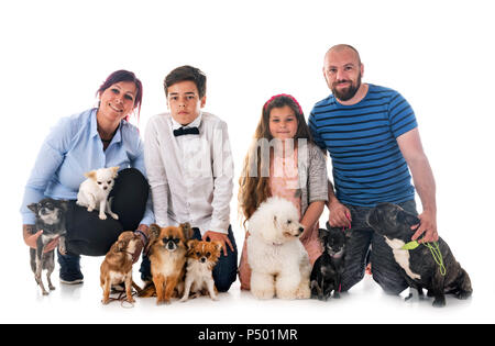Schöne Familie, die mit ihren littles Hunde Stockfoto