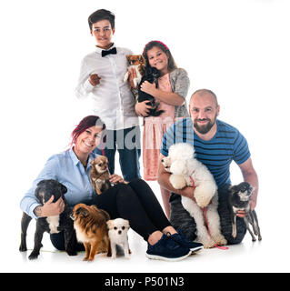 Schöne Familie, die mit ihren littles Hunde Stockfoto