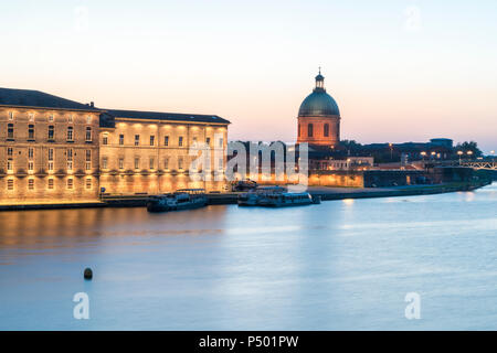 Frankreich, Haute-Garonne, Toulouse, Fluss Garonne, Museum der Medizinischen und Chapelle Saint-Joseph de La Grave am Abend Stockfoto