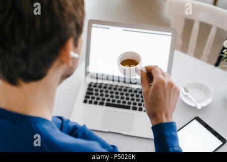 Nahaufnahme der Mann in einem Café mit Laptop und trinken Kaffee Stockfoto
