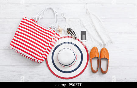 Sommer Accessoires Hut und Tasche auf weißem Holz- Hintergrund. Stockfoto