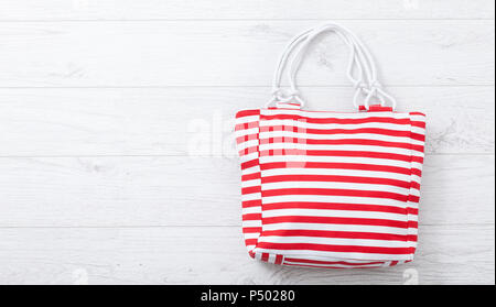 Sommer Accessoires Hut und Tasche auf weißem Holz- Hintergrund. Stockfoto