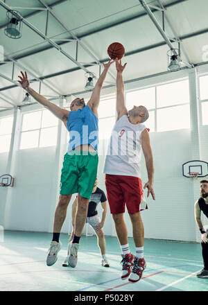 Männer Basketball spielen, Verteidigung Stockfoto