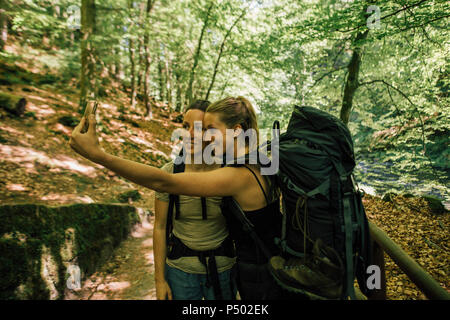 Zwei junge Frauen, die auf eine Wanderung, eine selfie Stockfoto