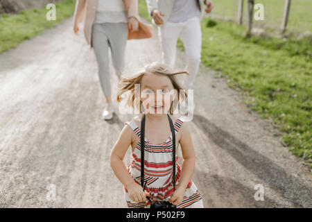 Portrait von aufgeregten kleinen Mädchen mit Kamera Stockfoto