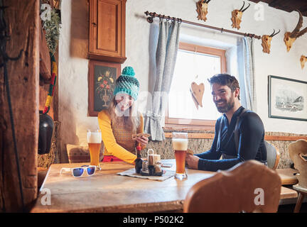 Glückliches Paar Spielkarten im rustikalen Berghütte Stockfoto