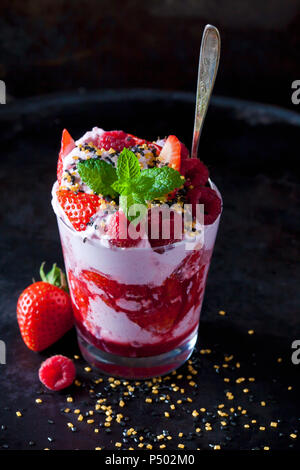 Das Dessert mit Schlagsahne, Erdbeeren und Himbeeren Stockfoto