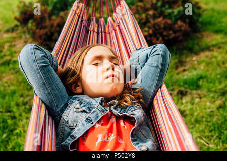 Portrait von kleinen Mädchen Relaxen in der Hängematte Stockfoto