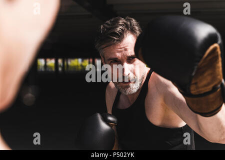 Der Mann und die Frau in der boxtraining Stockfoto