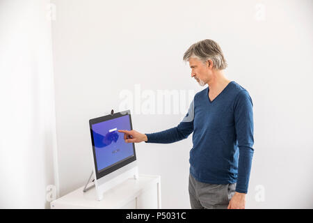 Geschäftsmann Eingabe PIN-Code auf dem Touchscreen Stockfoto