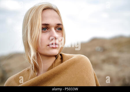 Porträt der blonde junge Frau am Strand Stockfoto