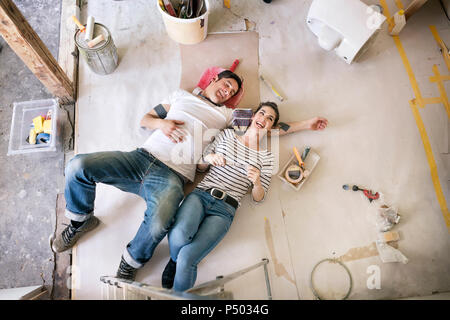 Glückliches Paar renovieren neues Zuhause, pausieren, Tagträumen Stockfoto