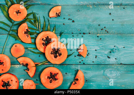 In Scheiben geschnittene Papaya auf Blau Holz Stockfoto