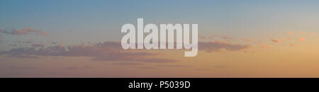 Cloudscape Panorama, blau orange weiche Farben, Kopie Raum Stockfoto