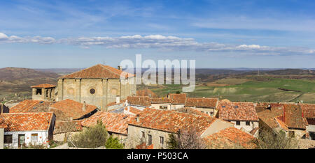 Panorama der Atienza und der umliegenden Landschaft von Castilla-La Mancha, Spanien Stockfoto