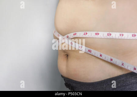 Nahaufnahme des menschlichen Körpers und fetten Körper, Fett Körper Teil der Bauch oder Bauch, Übergewicht von Personen oder Übergewicht mit Maßband. Stockfoto