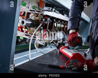 Nahaufnahme der Arbeiter in der Fabrik am Manometer arbeiten Stockfoto