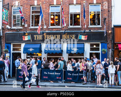 Soho Leben - das French House Pub in der Dean Street, Soho, London, bekannt als Treffpunkt der Künstler und Schriftsteller. Stockfoto