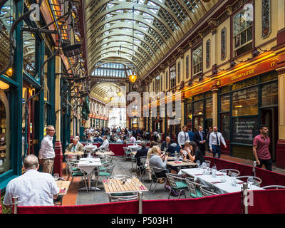 Leadenhall Market London - Stadt Arbeitnehmer genießen Sie Essen und Trinken im historischen Londoner Leadenhall Market, im Herzen der City von London und finanziellen Bereich. Stockfoto