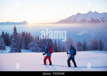 Österreich, Tirol, Schneeschuhwanderer bei Sonnenaufgang Stockfoto