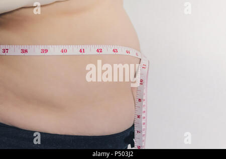 Nahaufnahme des menschlichen Körpers und fetten Körper, Fett Körper Teil der Bauch oder Bauch, Übergewicht von Personen oder Übergewicht mit Maßband. Stockfoto