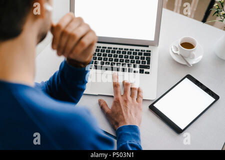 Nahaufnahme der Mann in einem Café mit Laptop Stockfoto