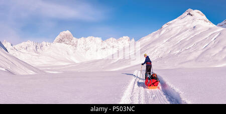 Grönland, Schweizerland Alpen, Kulusuk, Tasiilaq, weiblich ski Tourer Stockfoto