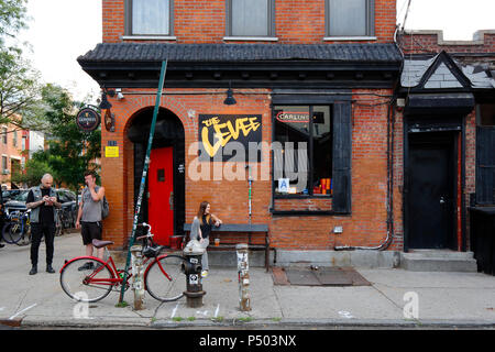 The Levee, 212 Berry St, Brooklyn, NY. Außenfassade einer Bar im Williamsburg-Viertel. Stockfoto