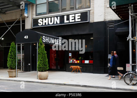 Shun Lee West, 43 W 65th St, New York, NY. aussen Storefront von einem Chinesischen Restaurant an der Upper West Side Viertel von Manhattan. Stockfoto