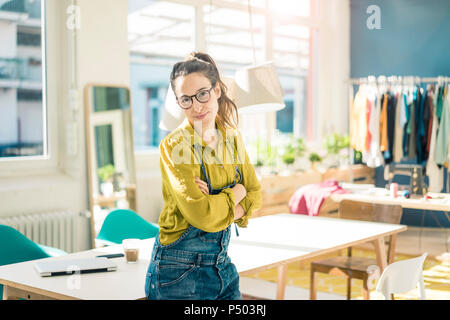 Portrait von lächelnden Modedesignerin in Ihrem Studio Stockfoto