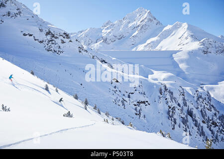 Österreich, Tirol, Kühtai, Paar Ski im Winter Landschaft Stockfoto