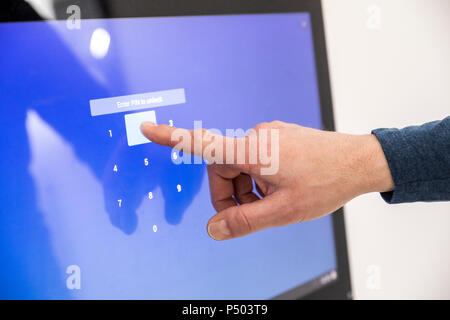 Geschäftsmann Eingabe PIN-Code auf dem Touchscreen Stockfoto
