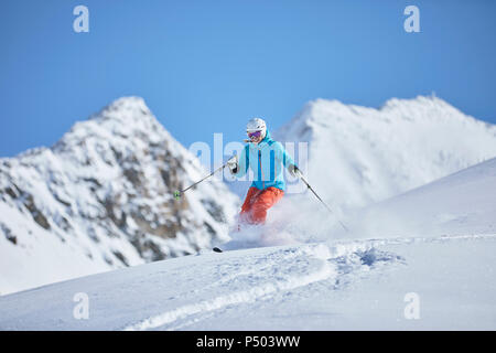 Österreich, Tirol, Kühtai, Frau Skifahren im Winter Landschaft Stockfoto