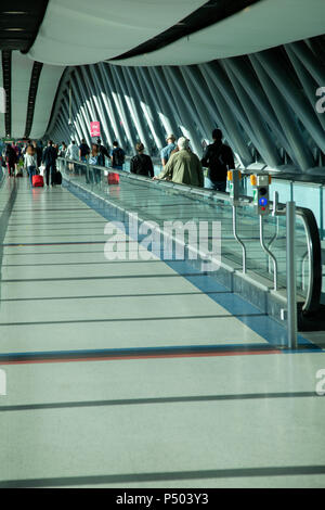 Anzeigen von Flugzeugen durch das Fenster auf Asphalt in Gatwick North Terminal Stockfoto
