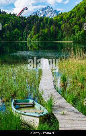 Deutschland, Bayern, Allgäu, Allgäuer Alpen, See Freibergsee, Heini Klopfer Flying Hügel im Hintergrund Stockfoto